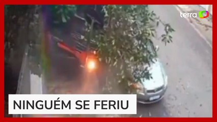 Ônibus desgovernado bate em muro e quase atinge mulher que passeava com cão em Sorocaba