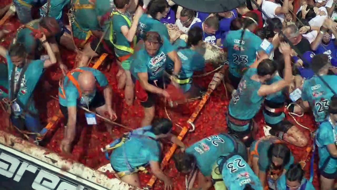 Buñol se tiñe de rojo en España por fiesta de la Tomatina