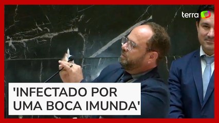 Deputado do PT limpa com álcool microfone usado por Bolsonaro em MG
