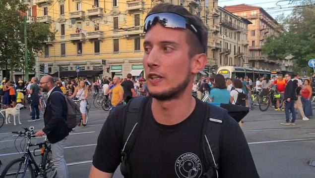 Basta morti sulle strade , a Milano la protesta dei ciclisti dopo l'ennesima vittima