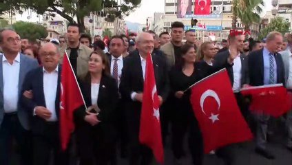 KILIÇDAROĞLU A PARTICIPÉ AU CORTÉGE DU JOUR DE LA VICTOIRE DU 30 AOÛT