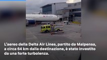 Turbolenza su volo Milano-Atlanta, 11 feriti: paura tra i passeggeri