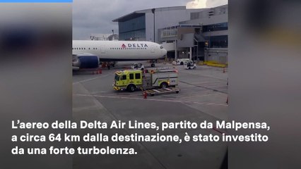 Turbolenza su volo Milano-Atlanta, 11 feriti: paura tra i passeggeri