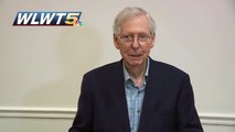 Le sénateur américain Mitch McConnell, âgé de 82 ans, s'est figé alors qu'il parlait
