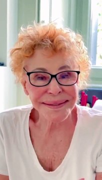 Ornella Vanoni: «Il lupo non è nel bicchiere, è fuori». In un video la risposta alla teoria di Giambruno sugli stupri