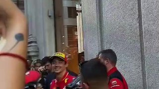 Ferrari, Leclerc e i cori a Milano: 