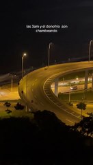 Heladero vende sus productos a las 3 de la madrugada