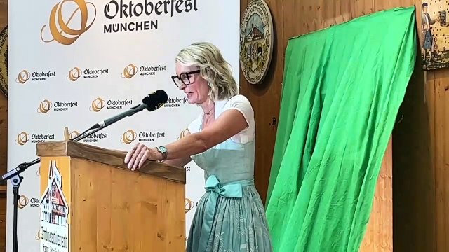 Krugrednerin Monika Gruber: Vorstellung des Oktoberfestkrug 2023 im Armbrustschützenzelt 24.08.2023