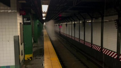 127년 된 뉴욕 지하철 수도관 파열로 물바다 / YTN