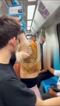 Marmaray'da yanındaki kadının başörtüsünü zorla çıkarmaya çalıştı, yolcular tepki gösterdi