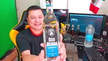 botella de ginebra oso negro bebiendo unos tragos en la oficina