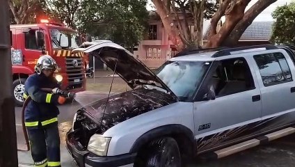 Princípio de incêndio atinge caminhonete em garagem na Avenida São Paulo, Umuarama