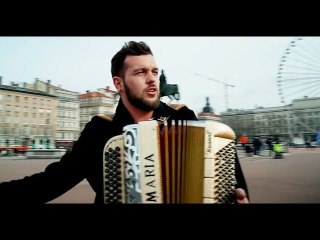 Claudio Capéo se souvient des temps difficiles où il chantait dans le métro parisien