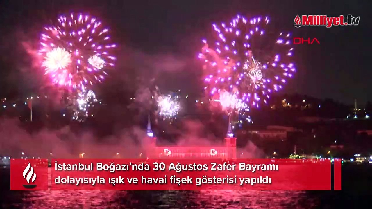 İstanbul Boğazı'nda havai fişek gösterisi