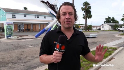 Descargar video: Idalia's winds topple structures in Florida