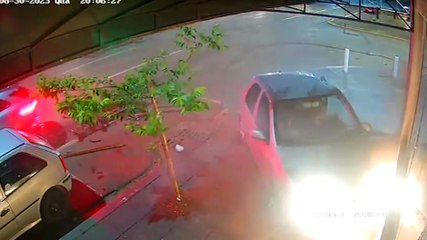 Câmeras registram grave acidente entre Palio e Jaguar na Rua Paraná