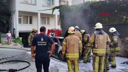 Une voiture garée brûlée dans les flammes à Beyoğlu
