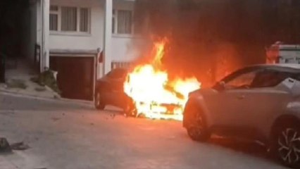 Park halindeki otomobil alev alev yandı, otomobil, kullanılamaz hale geldi