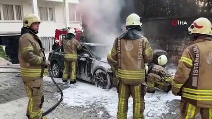 Beyoğlu’nda park halindeki otomobil alev alev yandı