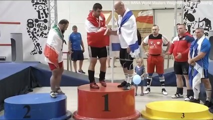 İsrailli rakibiyle tokalaşan İranlı halterciye ömür boyu men cezası