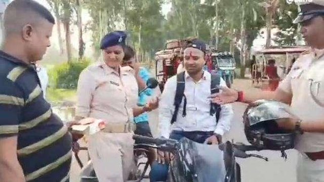 जमुई: पुलीस ने हेलमेट दिया, राखी बांधी और सुरक्षित जीवन जीने का लिया वचन, देखें वीडियो