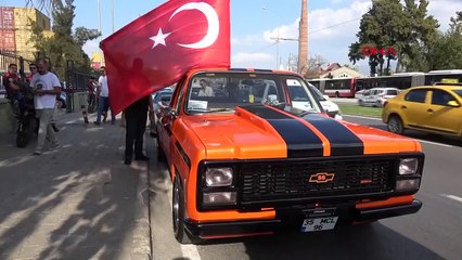 Les motocyclistes et les conducteurs de voitures classiques ont célébré le Jour de la Victoire le 30 août à Izmir