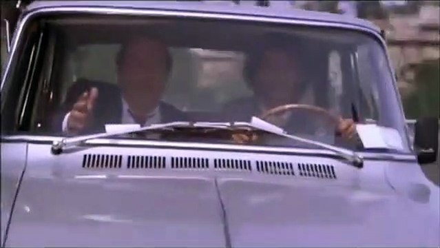 Lino Banfi Il commissario Bellachioma - Che cosa fa cosi, si copra zozzone...Cavicchioli....Regina Coeli...atti osceni in luogo pubblico - scene comiche divertenti film cult Vai avanti tu che mi vien da ridere 1982