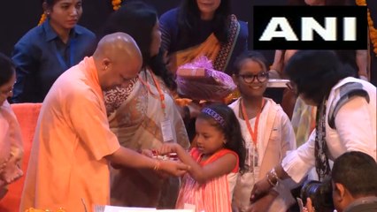 बच्चियों ने सीएम की कलाई पर राखी बांधी