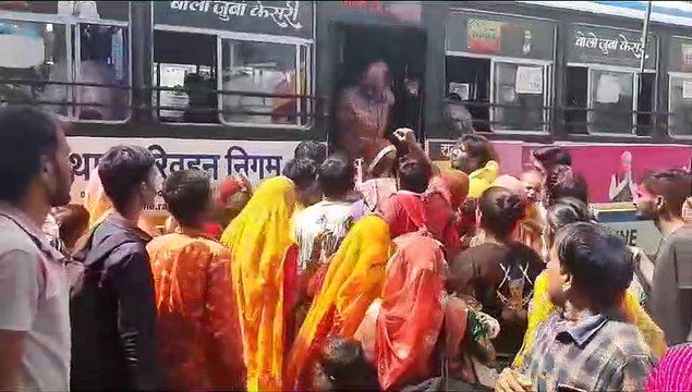 शुभ मुहूर्त में बहनों ने भाईयों की कलाई पर बांधे रक्षा सूत्र