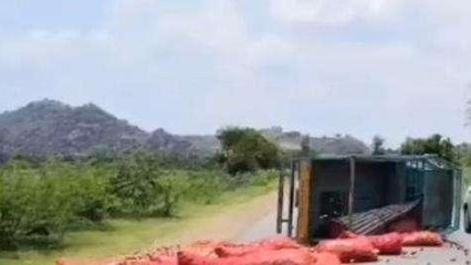 కర్నూలు జిల్లా: పాండవ గల్లు వద్ద బోల్తా పడ్డ బొలెరో