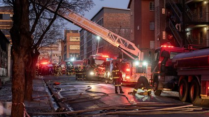 Un incendio en un edificio abandonado de Johannesburgo deja 63 muertos