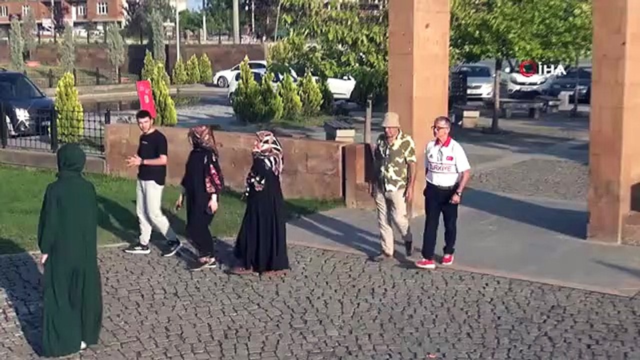 İstanbul'da yaşayan neyzen Ferit Yavuz, askerlik yaptığı Bitlis'in Ahlat ilçesini ziyaret etti