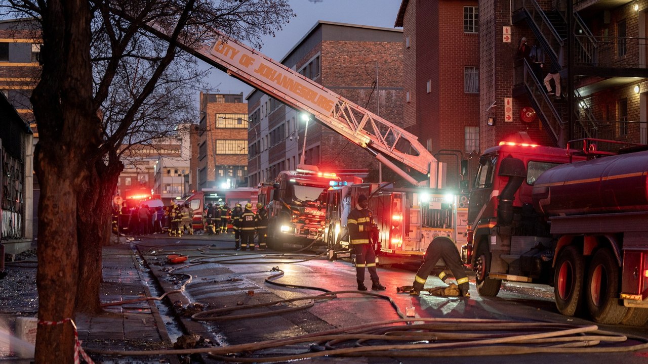 Más de 70 muertos en un incendio en un edificio abandonado de Johannesburgo