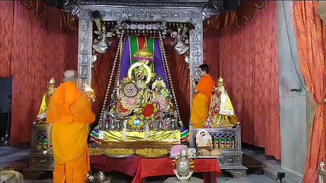 गोविंददेवजी व राधाजी की कलाई पर बांधी सुनहरी कलाबूत की राखी