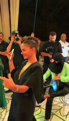 Demet Özdemir düğünde böyle göbek attı
