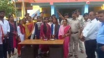 किशनगंज: बहनों ने पुलिस के जवानों को बांधी राखी, लिया सुरक्षा का वचन