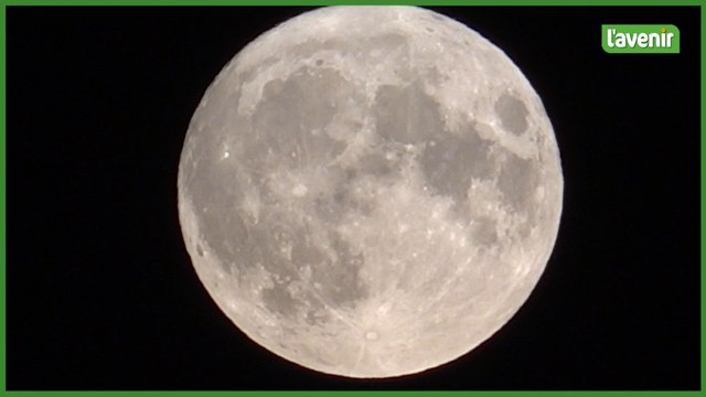 Les superbes images de la “super Lune bleue” qui n’apparaîtra plus avant 14 ans