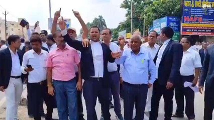 देवरिया: हापुड़ घटना को लेकर अधिवक्ताओं ने किया विरोध प्रदर्शन, देखें वीडियो