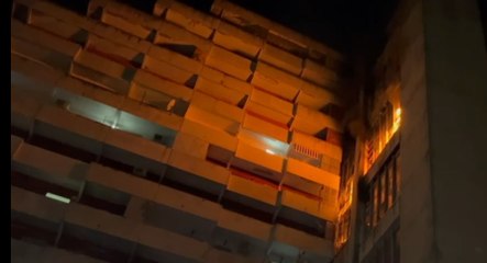 Napoli, fiamme ai piani alti di una "vela" di Scampia: evacuati residenti (31.08.23)