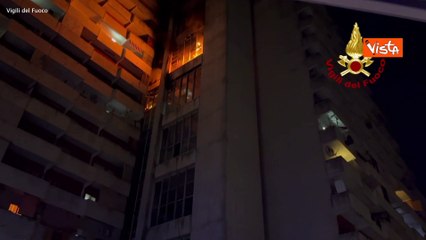 Vigili del fuoco impegnati a Scampia per un incendio in una delle Vele