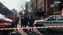 Sudafrica, edificio in fiamme a Johannesburg: decine di morti