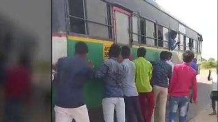 కర్నూలు జిల్లా: నడిరోడ్డుపై ఆగిన బస్సు... విద్యార్థులకు తప్పని కష్టాలు