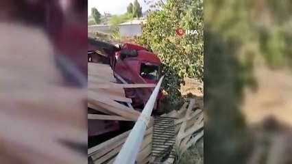 Bitlis'te kontrolden çıkan tır evin bahçesine girdi