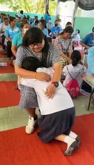 Pai solteiro (e adotivo) veste-se de 'mãe' para evento escolar da filha