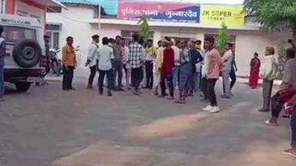 : आदिवासी समाज का झंडा फ़ेखने का मामला पहुंचा थाने, कार्यवाही हेतू की मांग