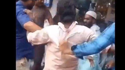 प्रयागराज: फ़िल्मी स्टाइल में दबंगों ने दुकानदार को पीटा,देखें मारपीट का लाइव वीडियो