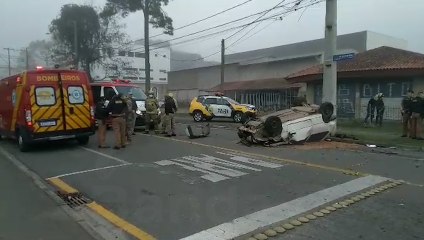 Dupla capota carro ao fugir da PM no Boqueirão
