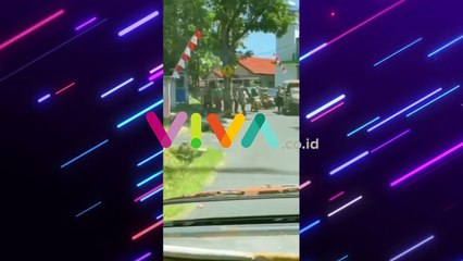 VIDEO Parang ODGJ Tebas Seorang Polisi Bersenjatakan Kayu