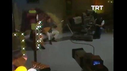 Ferhan Şensoy olmadan geçen 2 yıl... Büyük usta bağlamasıyla söylüyor: Güldürdüm gidiyorum