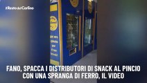 Fano, spacca i distributori di snack al Pincio con una spranga di ferro, il video